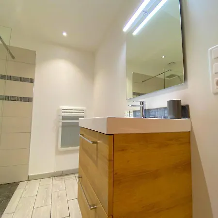 Apartment T2 Au Centre Avec Espace Exterieur *